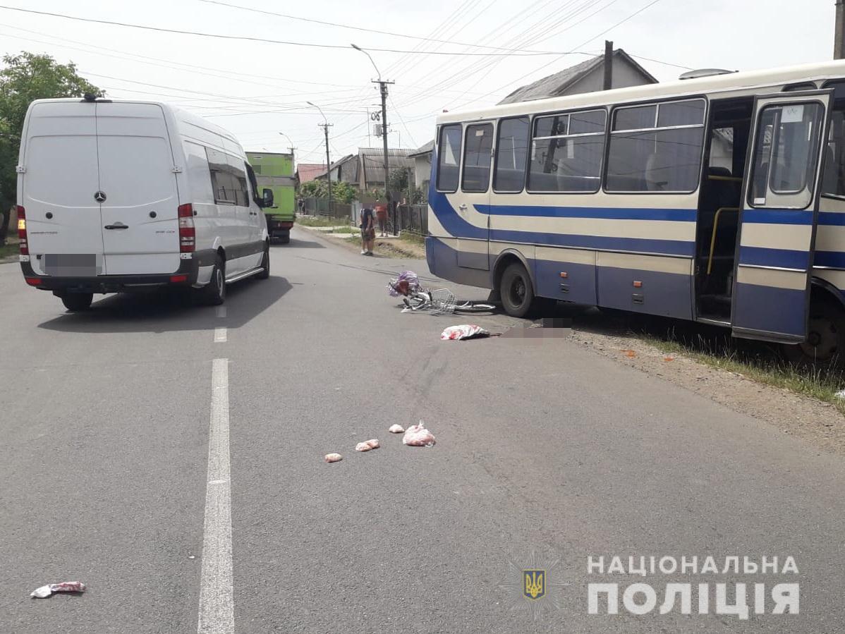 Велосипедистка опинилася під колесами автобуса: подробиці аварії у Виноградові від поліції (ФОТО)