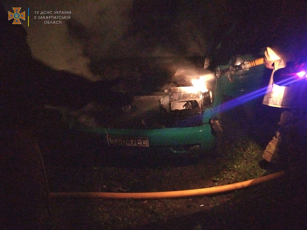 Подробиці нічної пожежі на Хустщині: з невідомих причин зайнявся мікроавтобус (ФОТО)