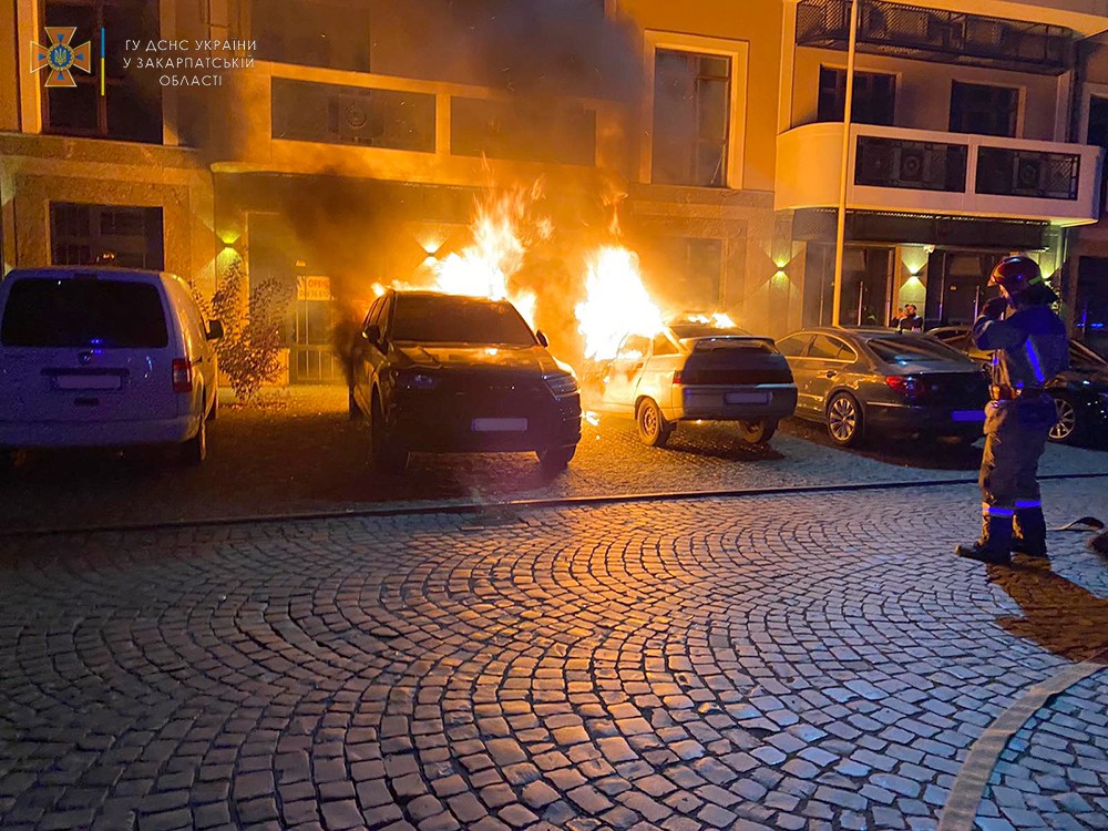 Вогонь перекидався з однієї автівки на іншу: в Ужгороді горіли одразу три авто (ФОТО)