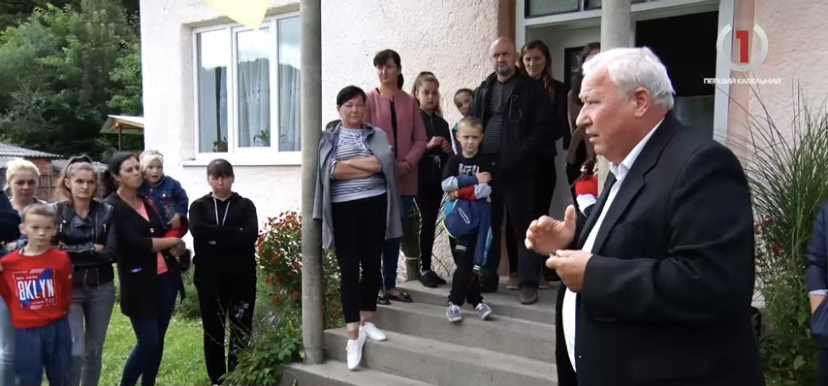 Не хочуть об'єднуватись: у селі Липецька Поляна батьки проти закриття корпусу початкової школи (ВІДЕО)