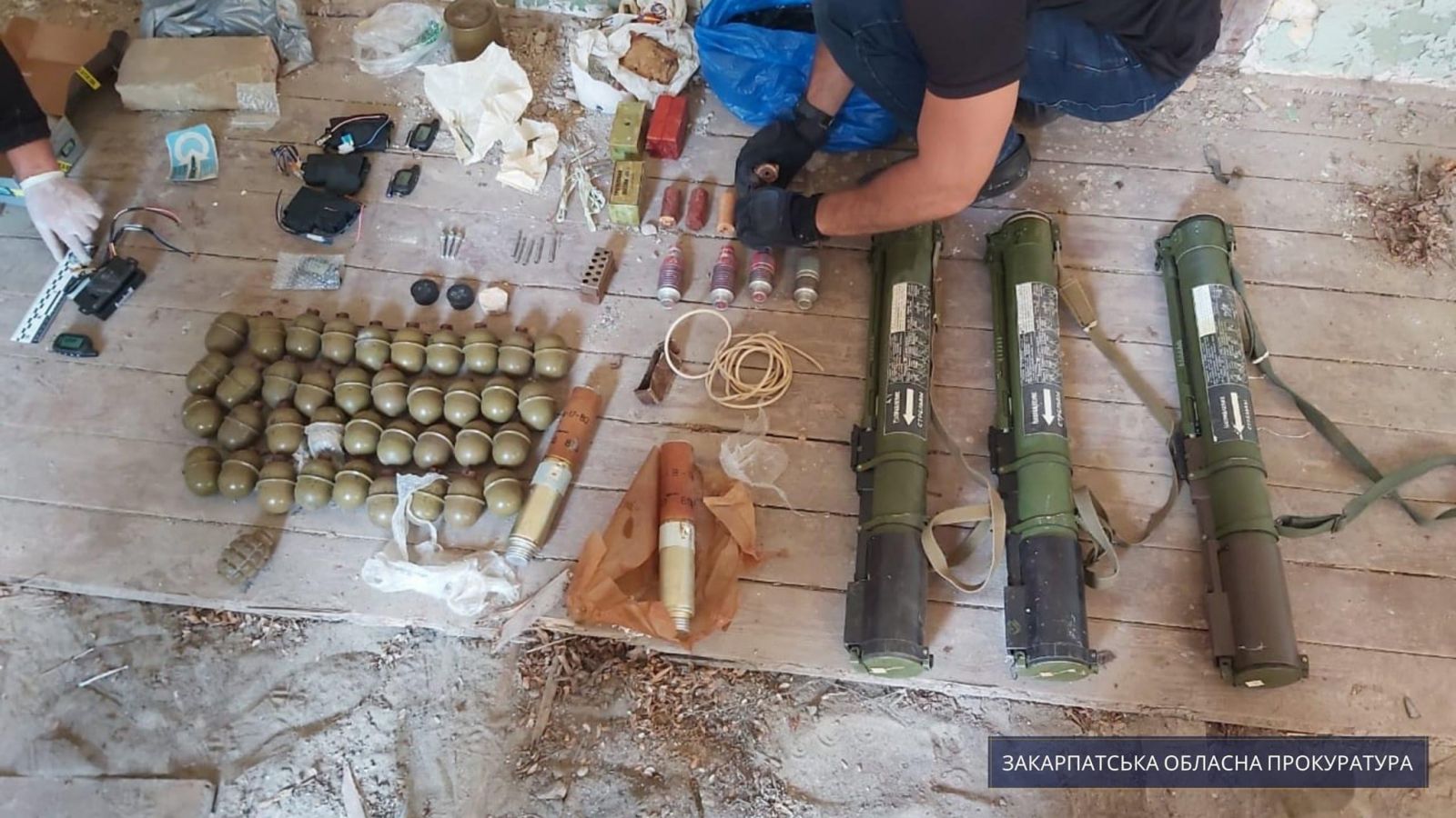 Численні гранати та вибухівки: на Берегівщині виявили незаконний арсенал зброї (ФОТО)
