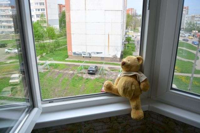 На Ужгородщині з вікна багатоповерхівки випала 14-річна дівчина