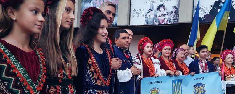 За Україну: в Ужгороді Закарпатський народний хор зустрів світанок з гімном та молитвою