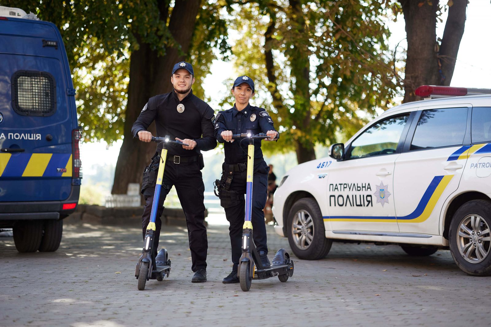Вперше в Україні: ужгородські поліцейські отримали електросамокати для патрулювання міста (ФОТО)