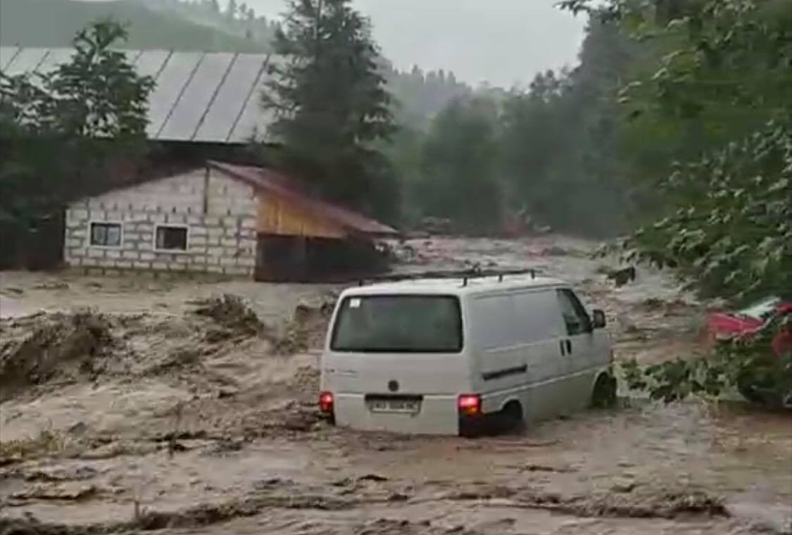 На Рахівщині вирує негода: село потерпає від повені (ВІДЕО)