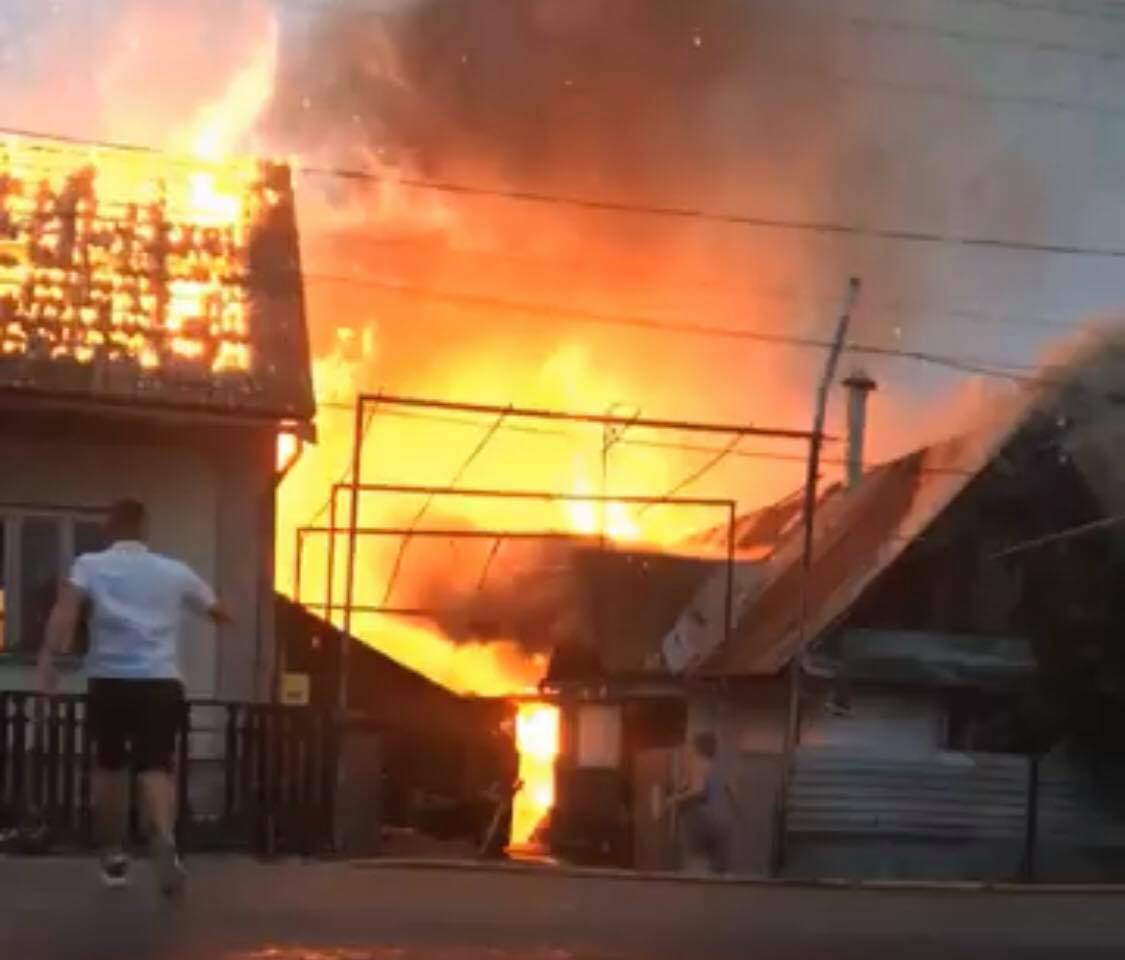 Подробиці пожежі на Тячівщині де полум'я охопило два житлових будинки (ВІДЕО)