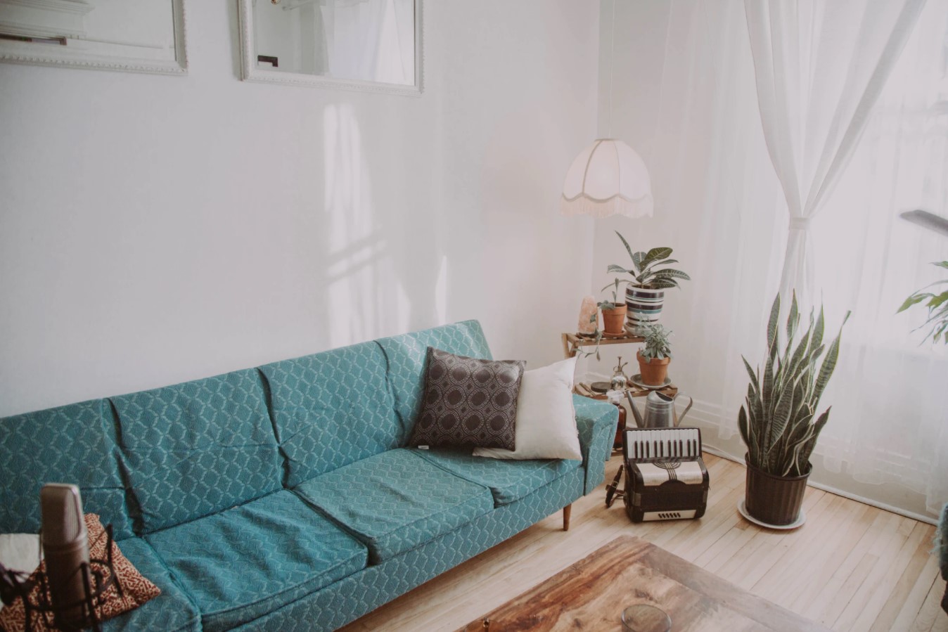 Нове життя старих меблів: як відновити зношений диван