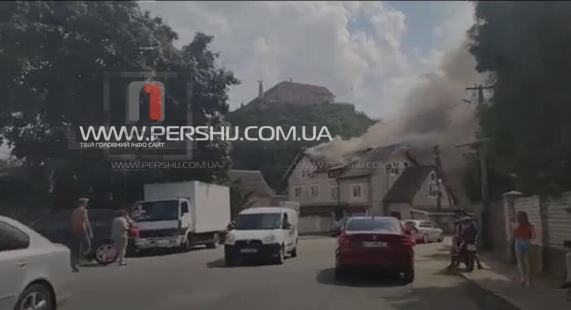 У Мукачеві спалахнула пожежа: на місці працюють рятувальники (ФОТО, ВІДЕО)