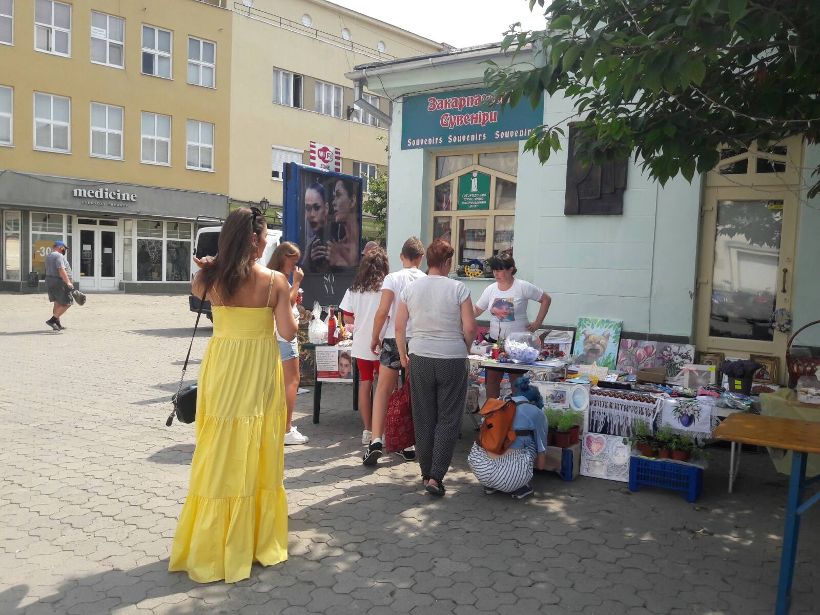 Благодійний ярмарок в Ужгороді: збирають кошти для Єгора Сипавки, який бореться з онкологією (ФОТО)