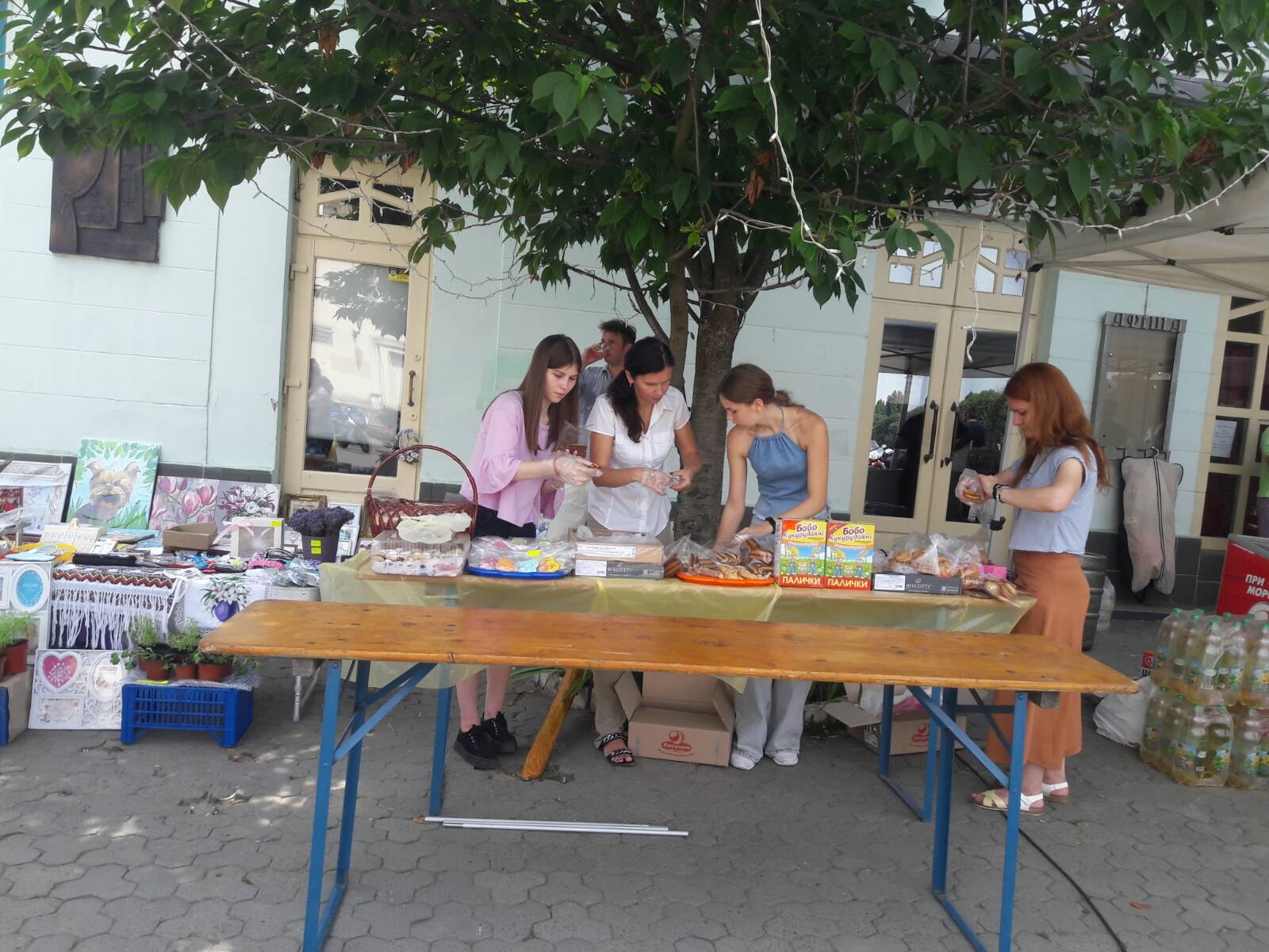 Благодійний ярмарок в Ужгороді: збирають кошти для Єгора Сипавки, який бореться з онкологією (ФОТО)