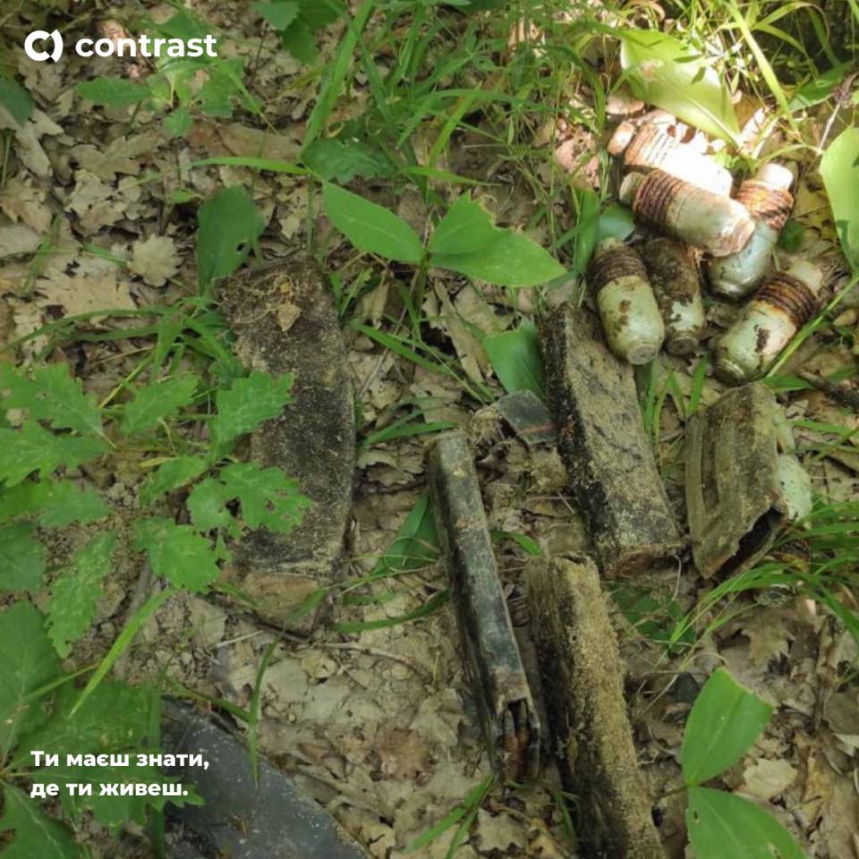 Небезпечна знахідка: у лісі, неподалік Мукачева виявили арсенал боєприпасів (ФОТО)