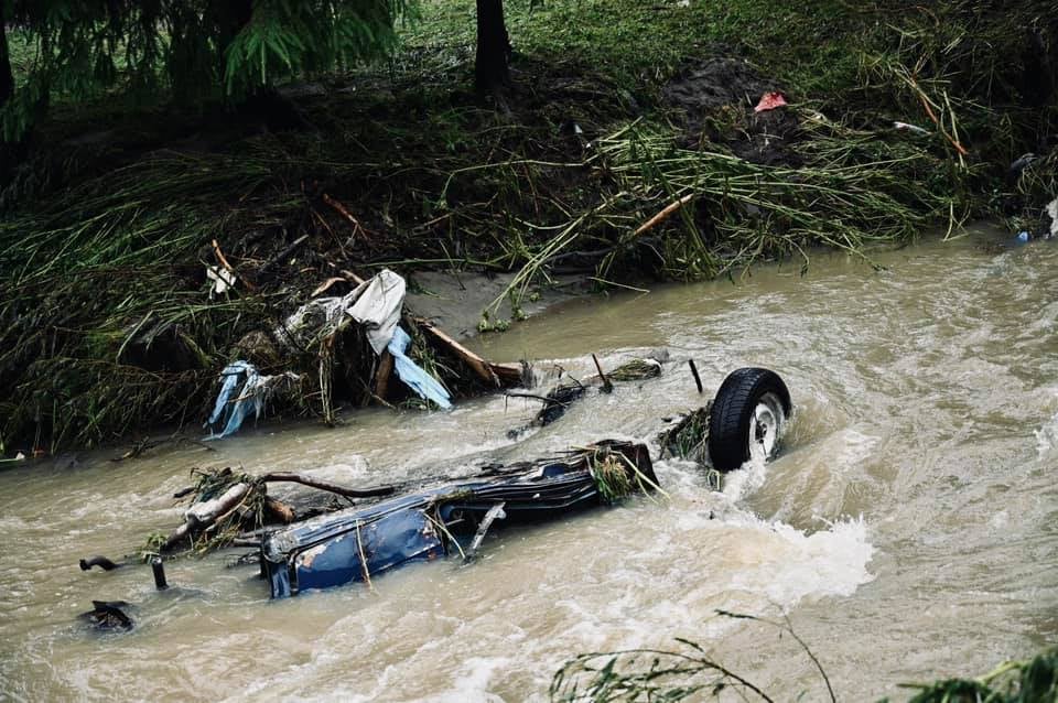 До допомоги постраждалим у паводку на Рахівщині залучили Нацгвардійців (ФОТО)