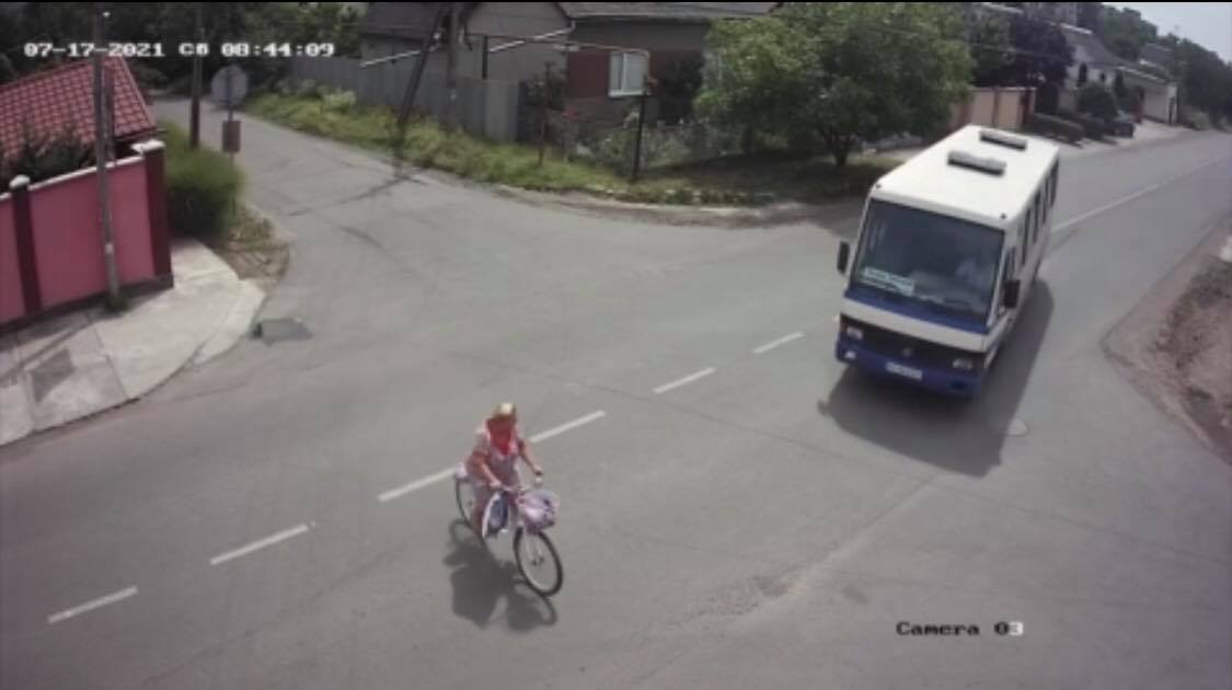 У Виноградові автобус збив велосипедистку: момент зіткнення зафіксували камери відеоспостереження (ВІДЕО)
