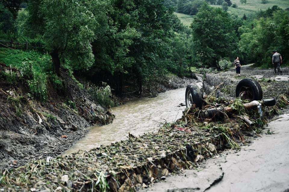 До допомоги постраждалим у паводку на Рахівщині залучили Нацгвардійців (ФОТО)