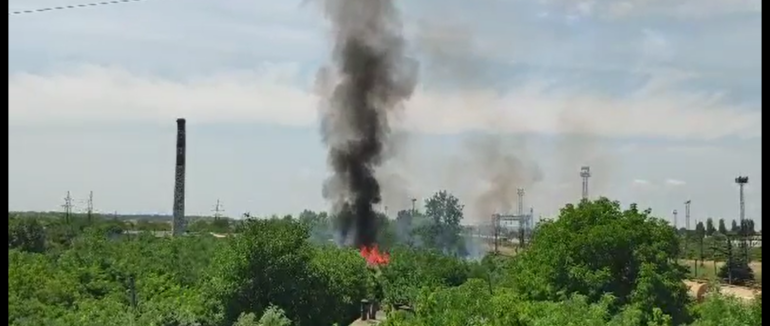 У Мукачеві поблизу залізниці палає сухостій: на місці працюють рятувальники (ВІДЕО)