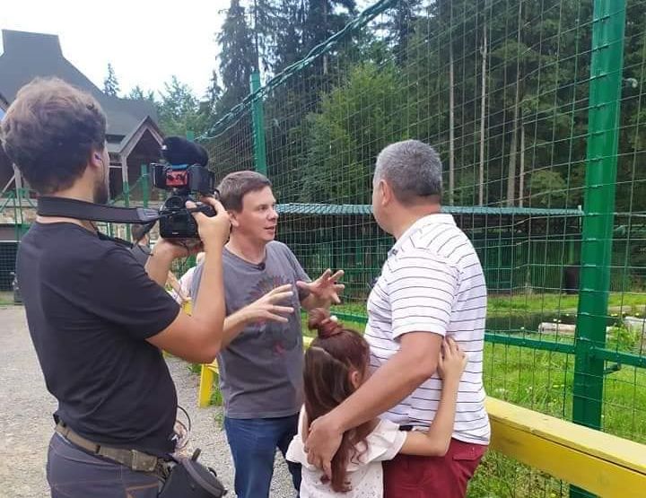 Відома телезірка на Закарпатті: Дмитро Комаров завітав до реабілітаційного центру для ведмедів у Синевирі (ФОТО)