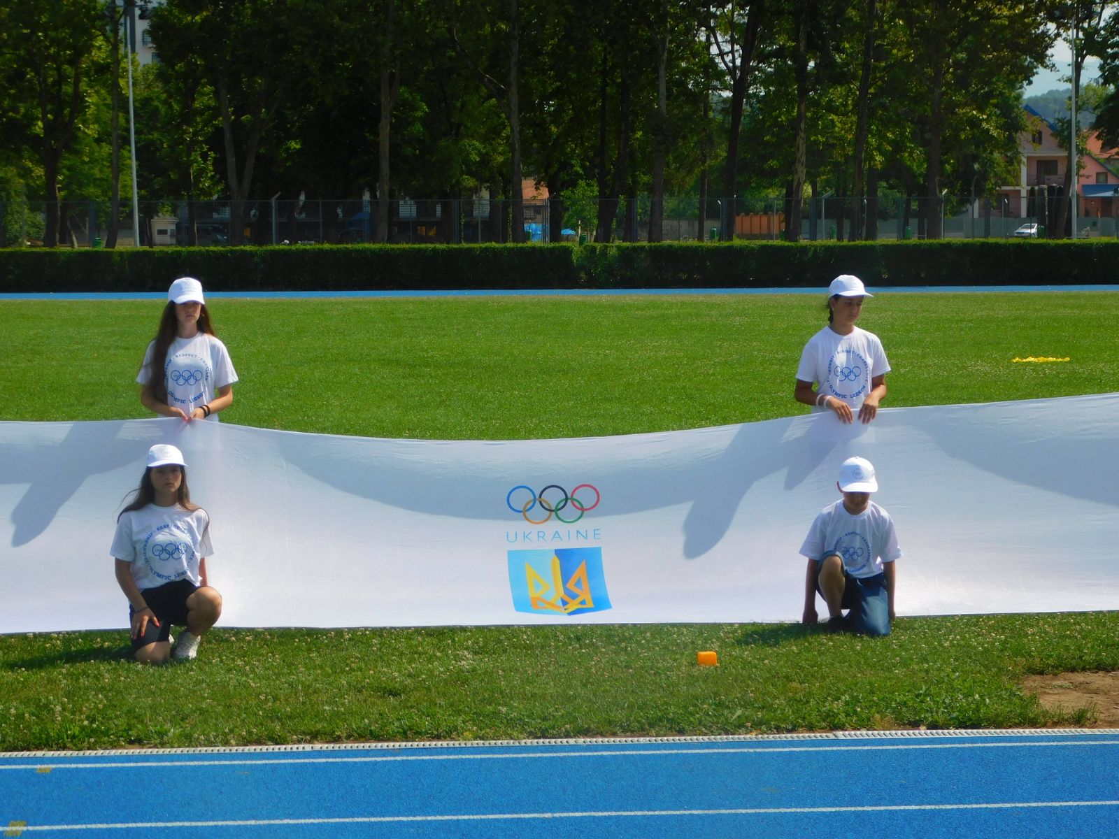 Національний рекорд: на ДЮСШ в Мукачеві розгорнули найбільший Олімпійський прапор України