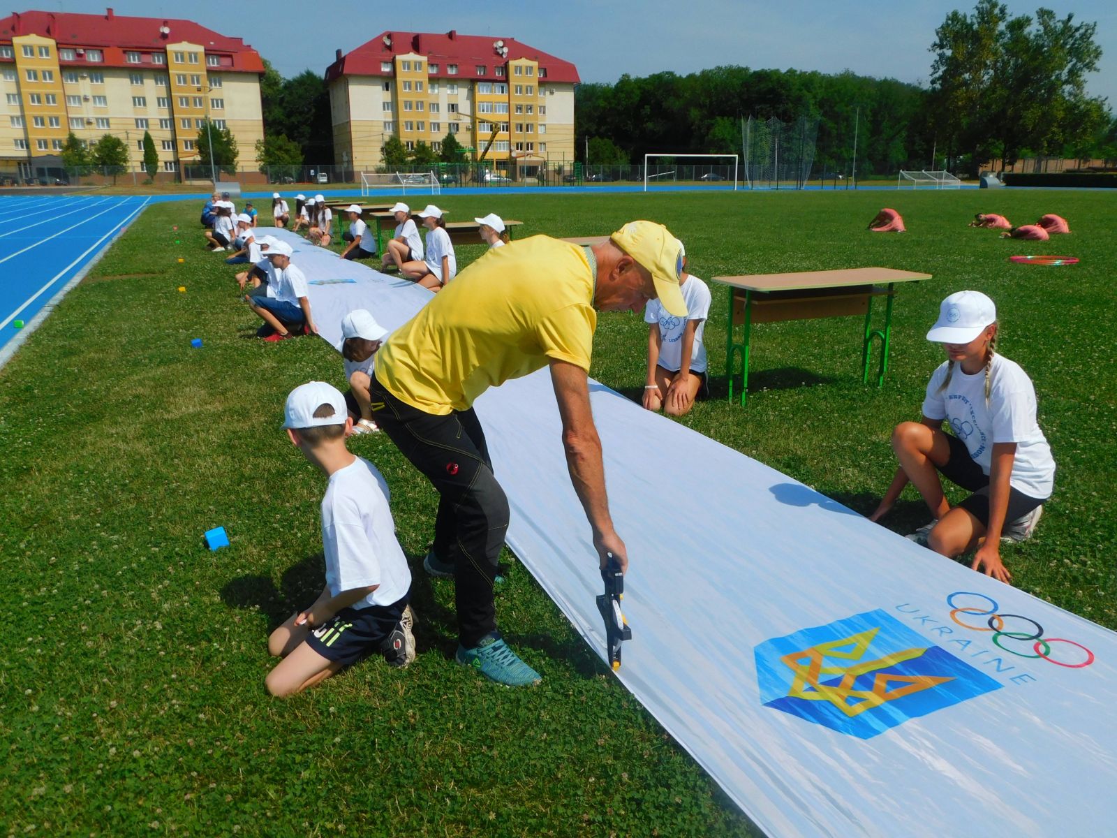Національний рекорд: на ДЮСШ в Мукачеві розгорнули найбільший Олімпійський прапор України