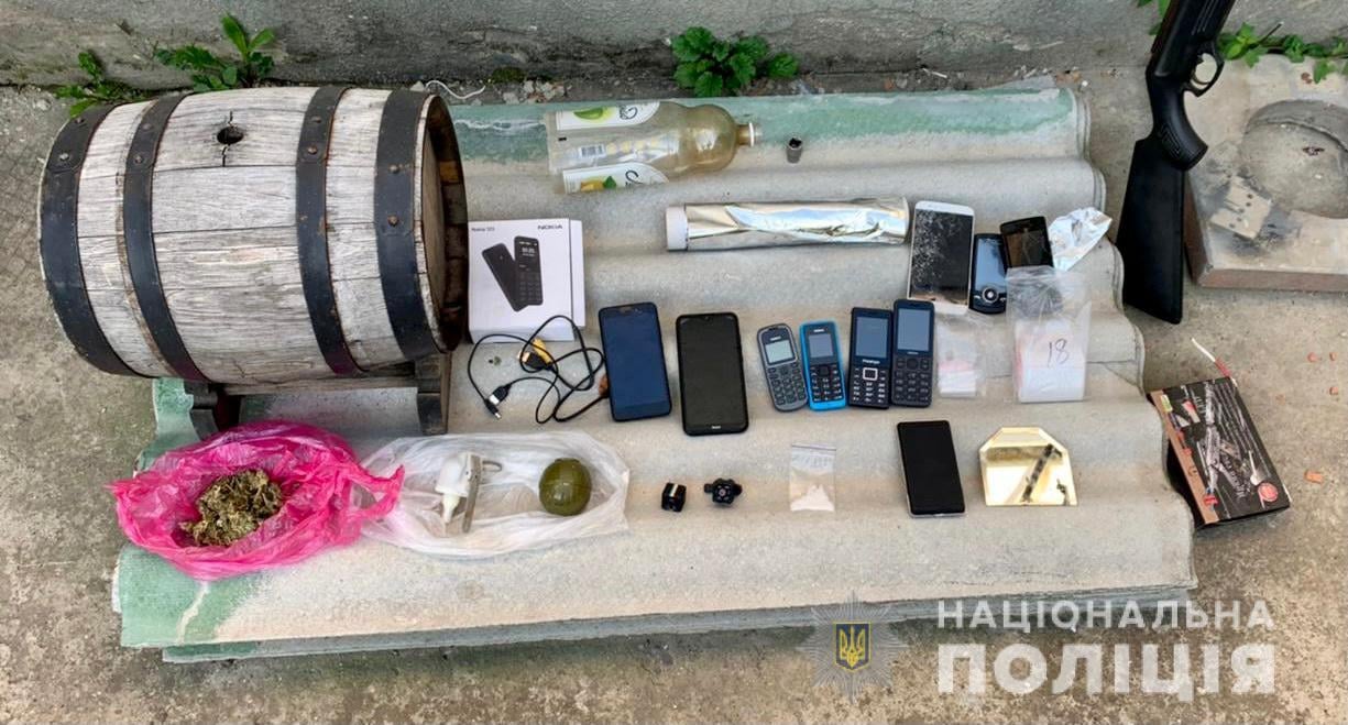 На Берегівщині поліція під час обшуку приміщення фігуранта злочину виявила наркотики та зброю (ФОТО)