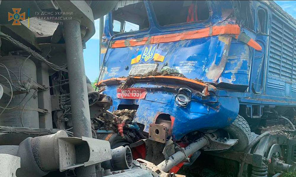 Офіційна інформація: у ДСНС розповіли деталі зіткнення пасажирського потягу та вантажівки на Хустщині (ФОТО)