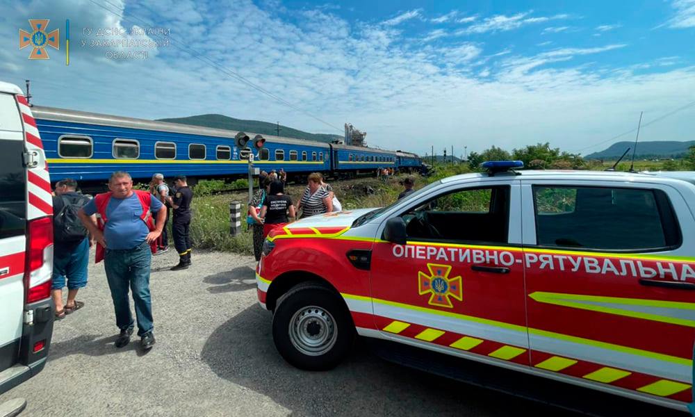Офіційна інформація: у ДСНС розповіли деталі зіткнення пасажирського потягу та вантажівки на Хустщині (ФОТО)