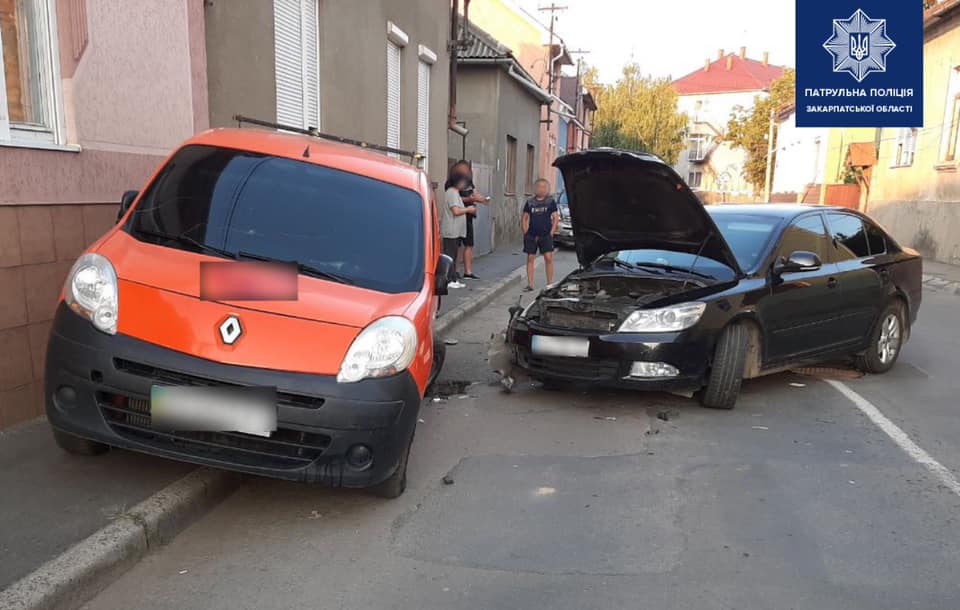 У Мукачеві нетверезий водій влетів у припаркований Renault (ФОТО)