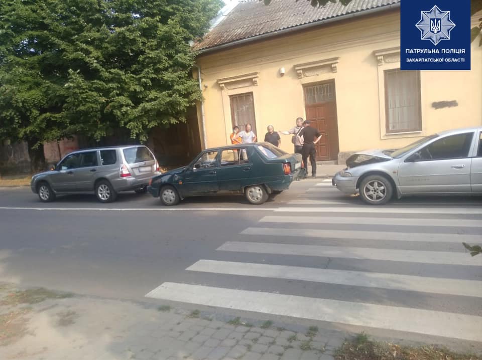 В Ужгороді нетверезий водій, позбавлення права керування, спричинив потрійну ДТП (ФОТО)