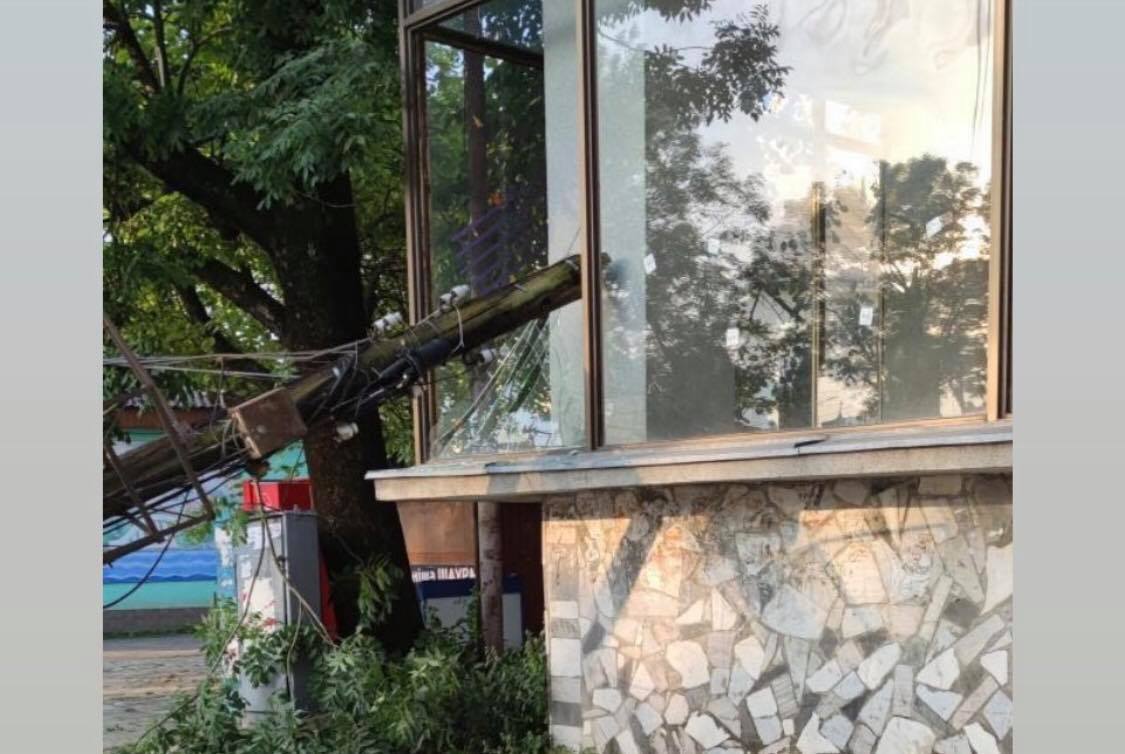 В Іршаві впала електроопора та розбила вітрину магазину (ФОТО)