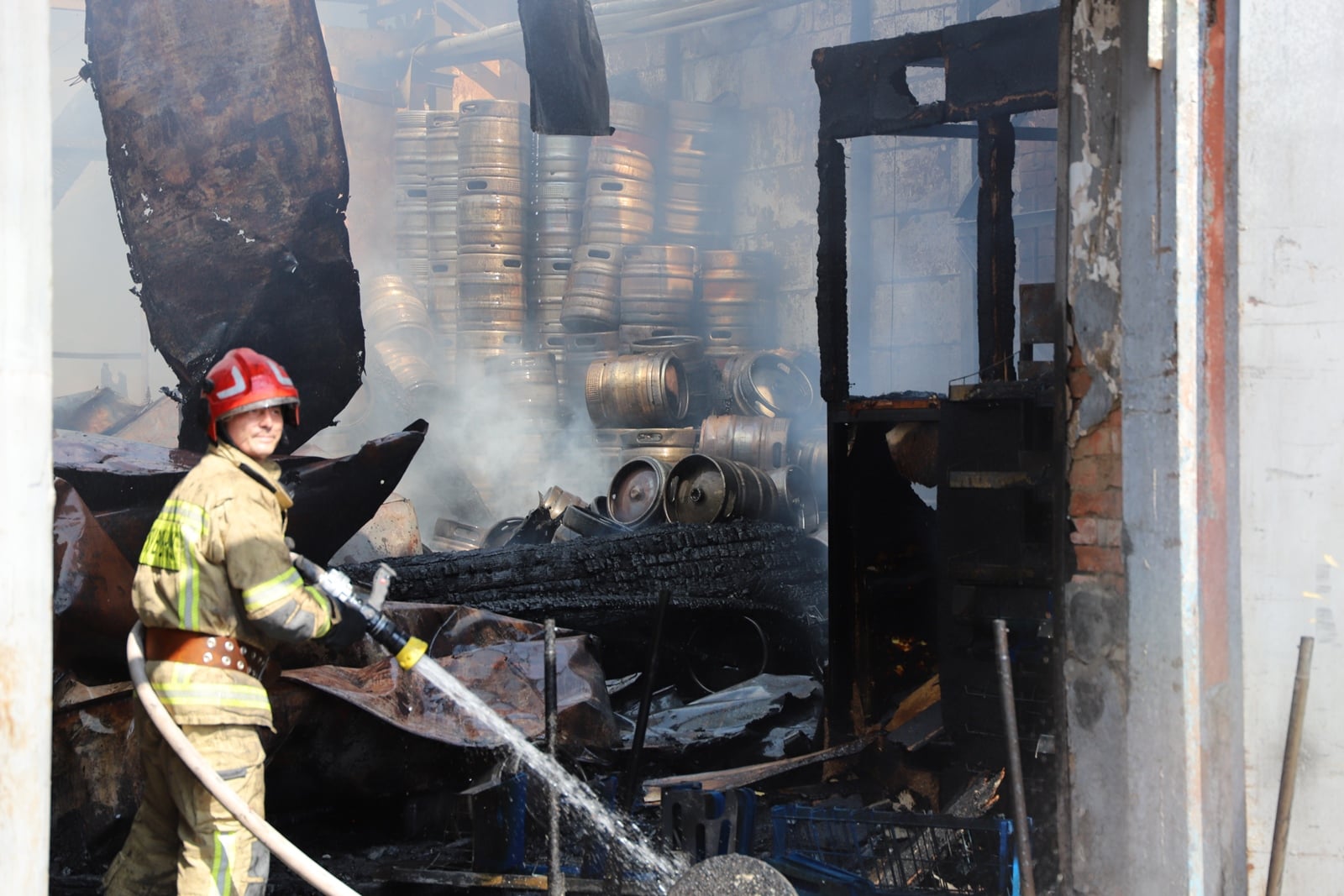 Подробиці масштабної пожежі в Ужгороді: вогонь охопив близько 600 кв. метрів (ФОТО, ВІДЕО)