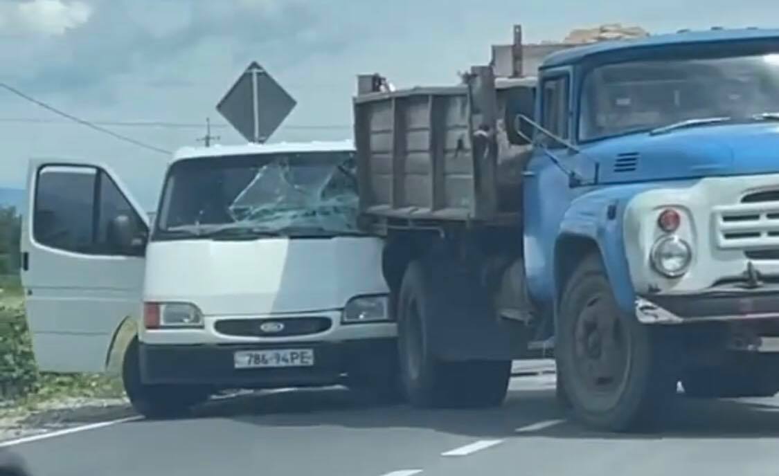 На Мукачівщині зіштовхнулися мікроавтобус та вантажівка (ВІДЕО)