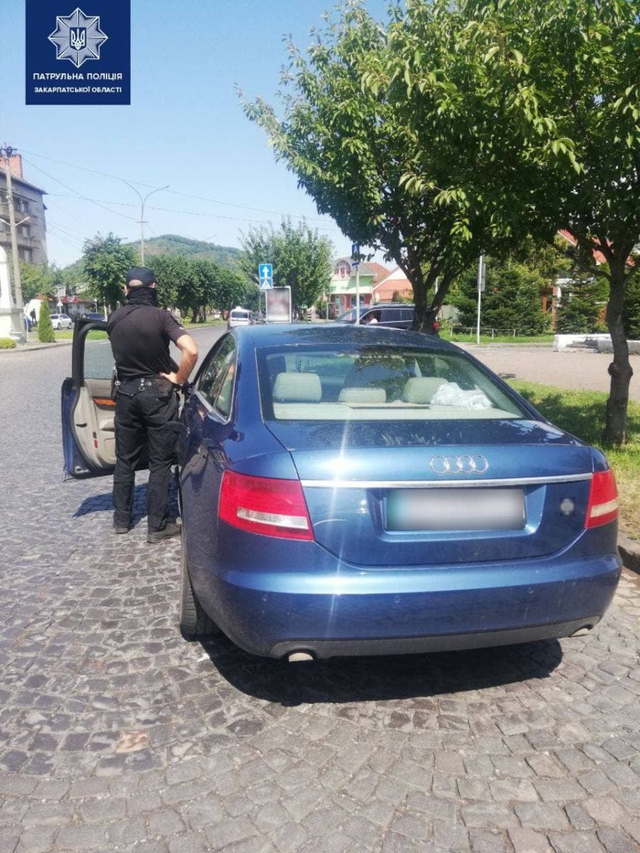 У Мукачеві патрульні виявили озброєного чоловіка (ФОТО)