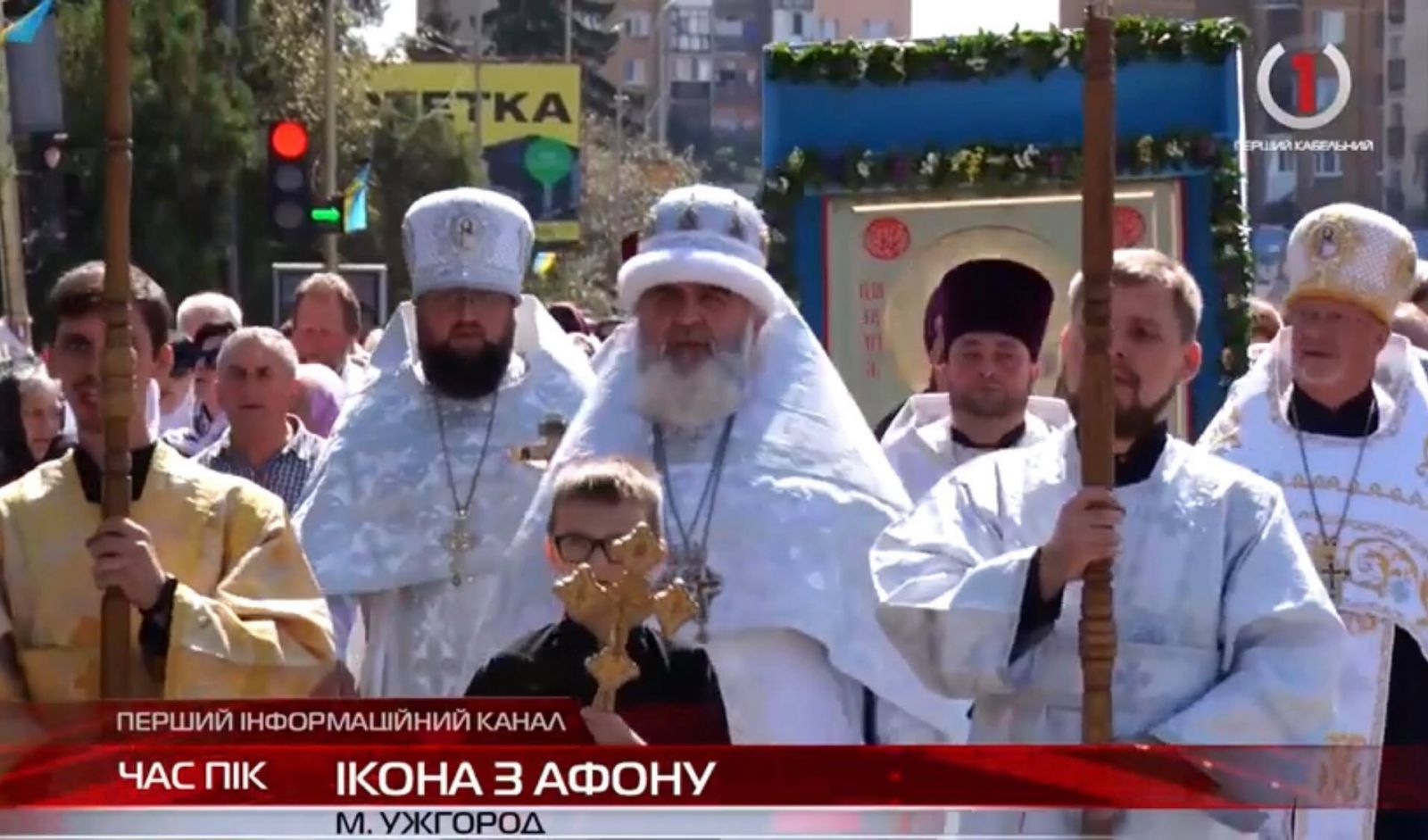 З вірою у серці та молитвою: сотні християн пройшли хресною ходою з Афонською іконою в Ужгороді (ВІДЕО)