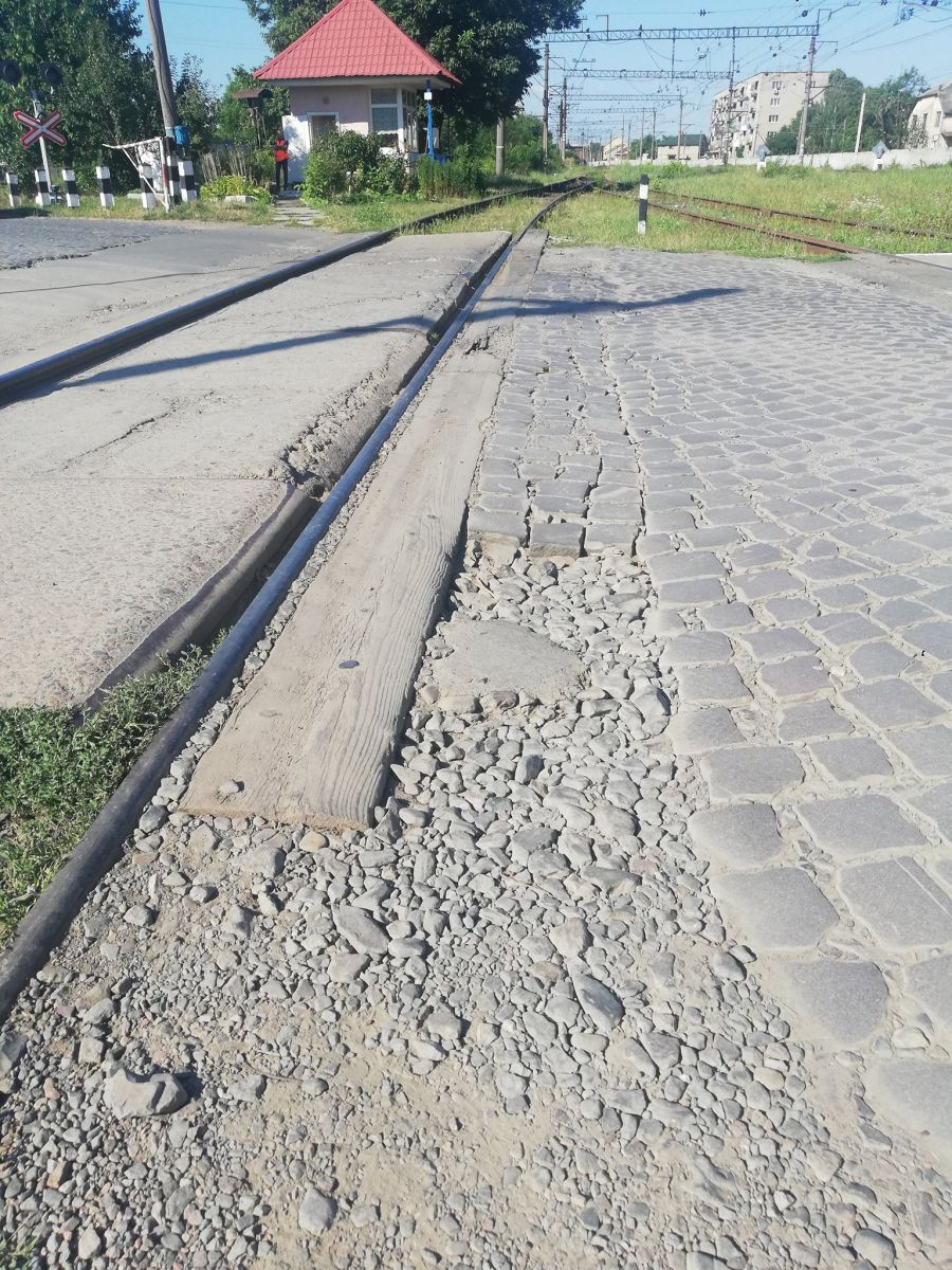 Влада міста зобов’язала Укрзалізницю відремонтувати аварійні залізничні переїзди у Мукачеві (ФОТО)