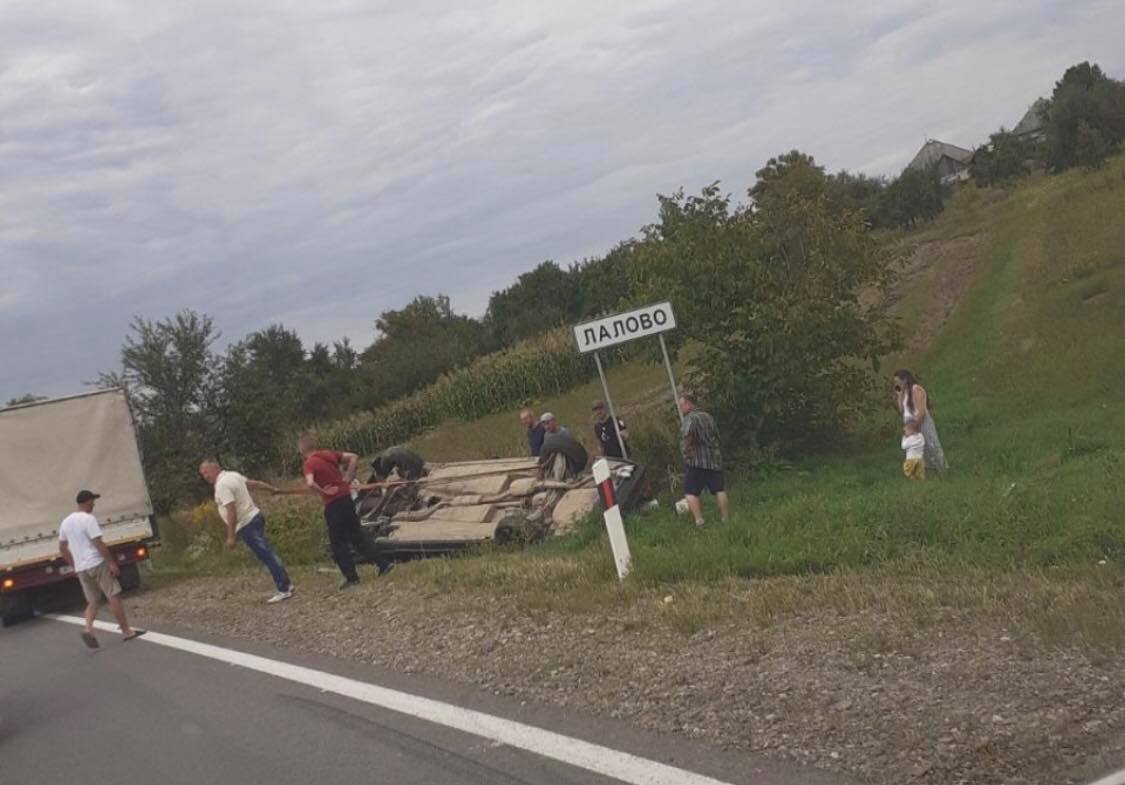 На Мукачівщині автівка злетіла у кювет та перекинулася на дах (ФОТО)