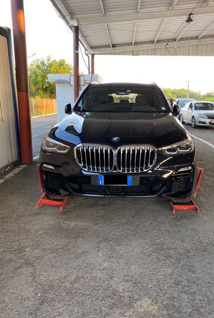 На закарпатському кордоні виявили елітне авто викрадене в Італії (ФОТО)