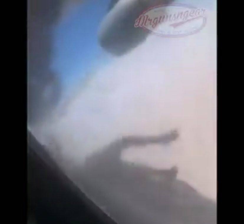 З'явилося відео з одним з афганців, який намагався полетіти з Кабула, зачепившись за фюзеляж літака (ВІДЕО)
