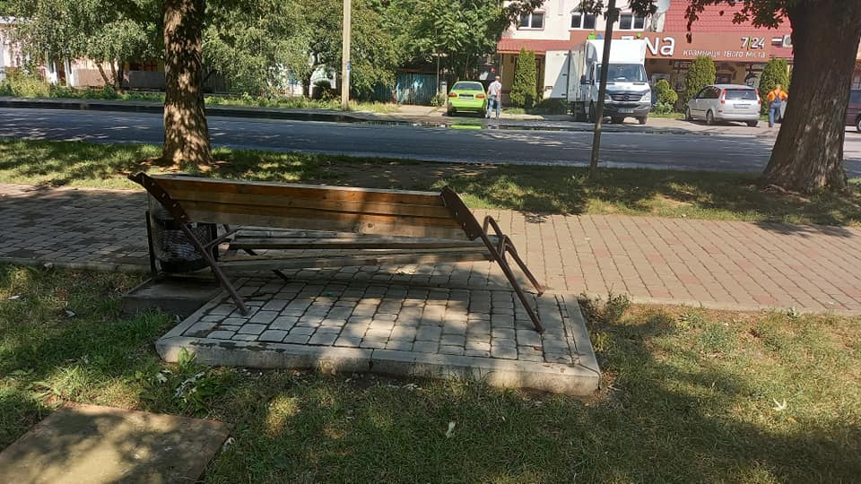 В Ужгороді вандали продовжують нищити міське майно (ФОТО)