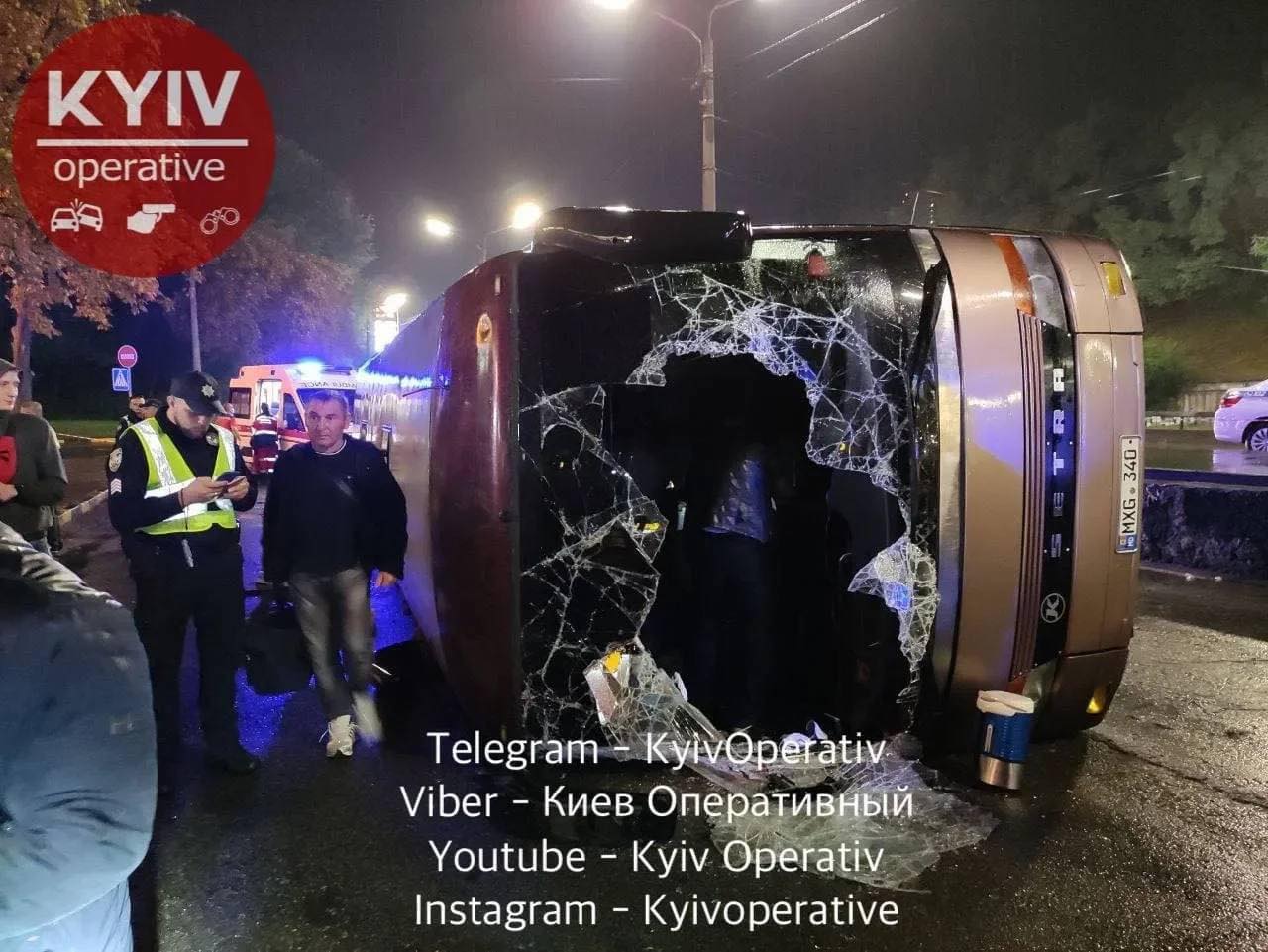 У Києві перекинувся автобус "Кишинів-Москва": постраждали майже два десятки людей (ФОТО)