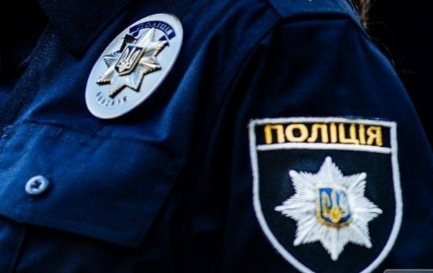 "Вдарила по обличчі та зірвала сережку": в Ужгороді жінка напала на поліцейську (ВІДЕО)