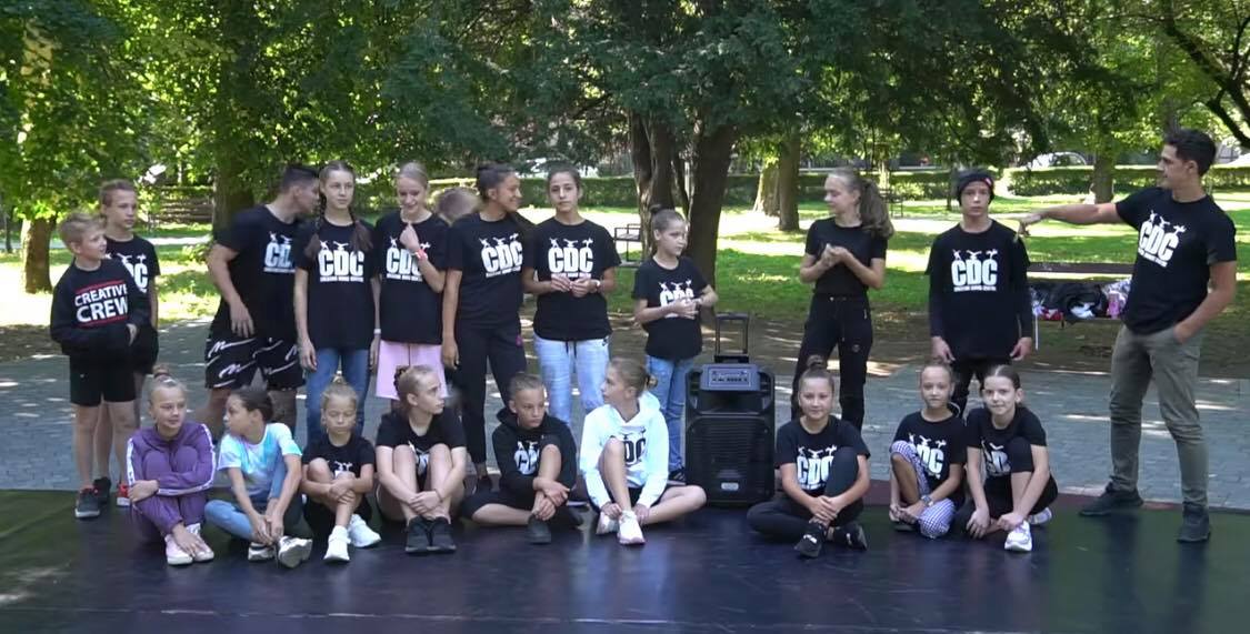 Танцюють просто неба: у Мукачеві на майданчику для брейк-денсерів молодь влаштовує батли (ВІДЕО)