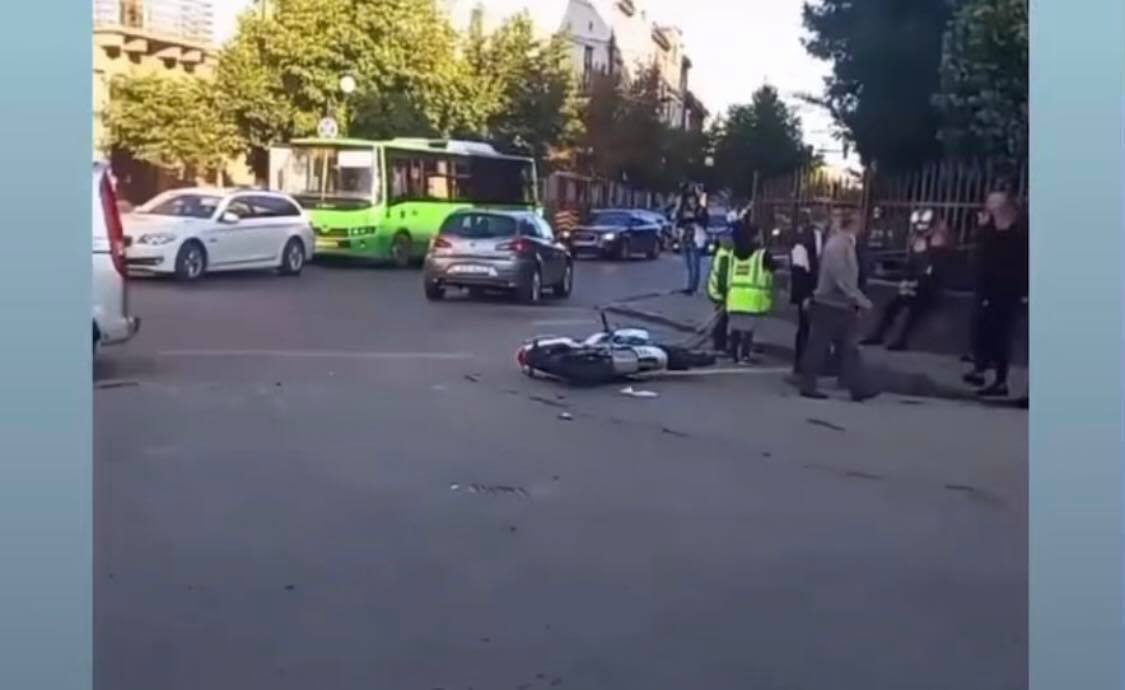 ДТП у центрі міста: у Мукачеві під колесами автомобіля опинився мотоцикліст (ВІДЕО)