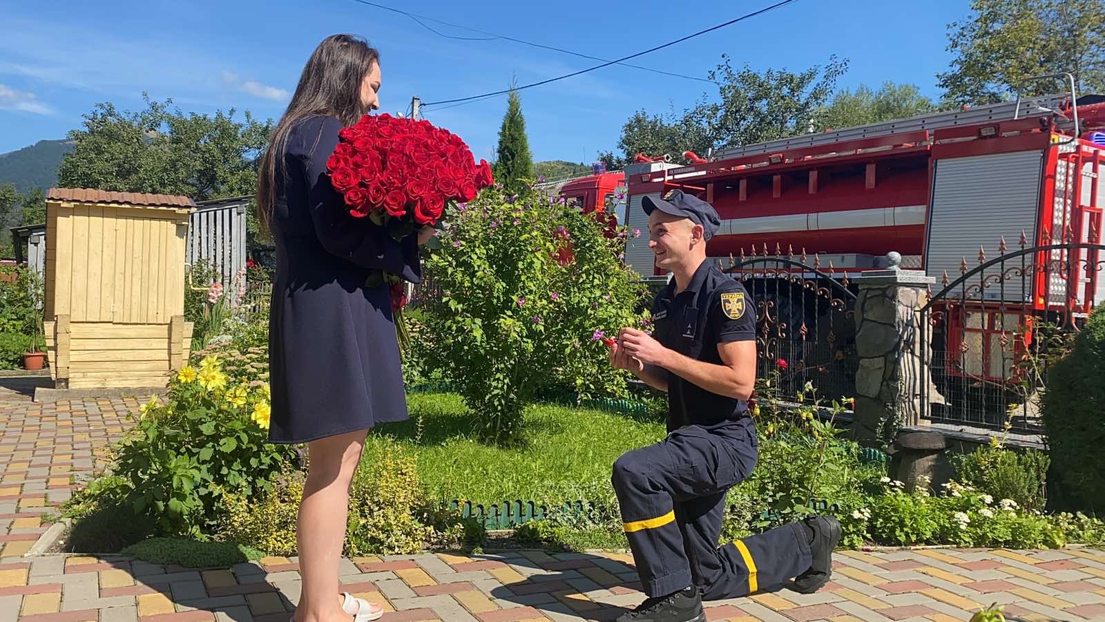 Не лише героїчні, а й романтичні: на Хустщині рятувальник ДСНС освідчився коханій під завивання сирени пожежного автомобіля (ФОТО)