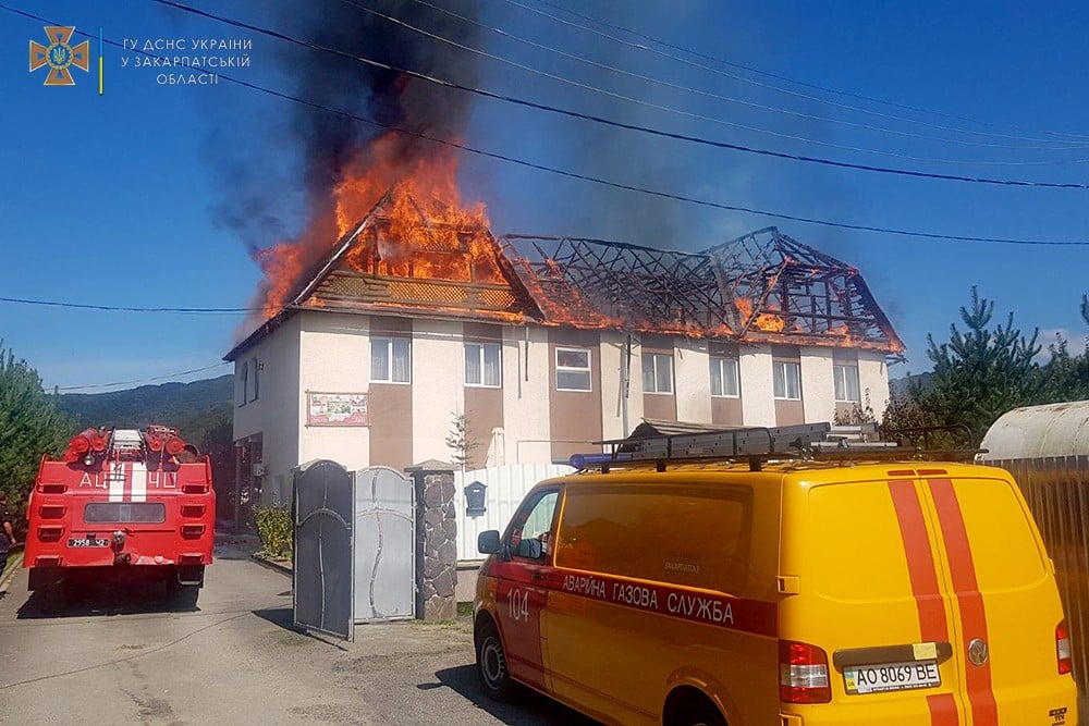 На Мукачівщині спалахнула пожежа: рятувальники допомогли чоловіку, який потрапив до вогняної пастки (ФОТО)