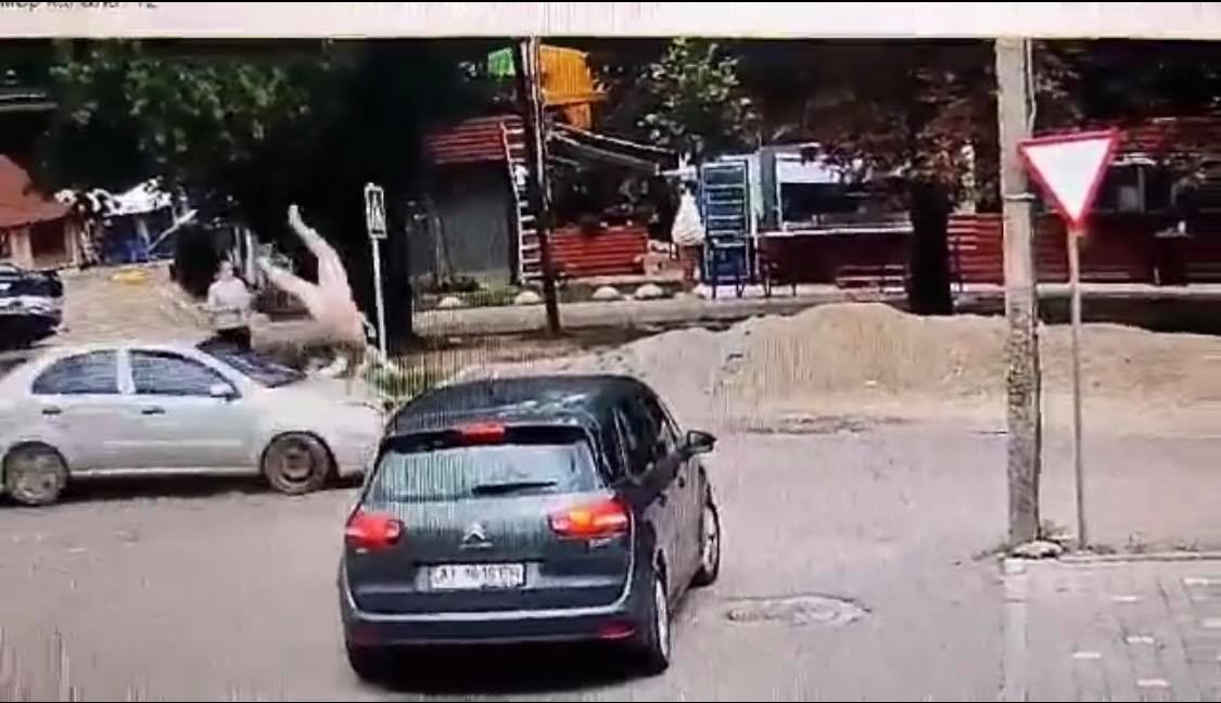 В Ужгороді на пішохідному переході збили дівчину: момент ДТП потрапив на відео (ВІДЕО)