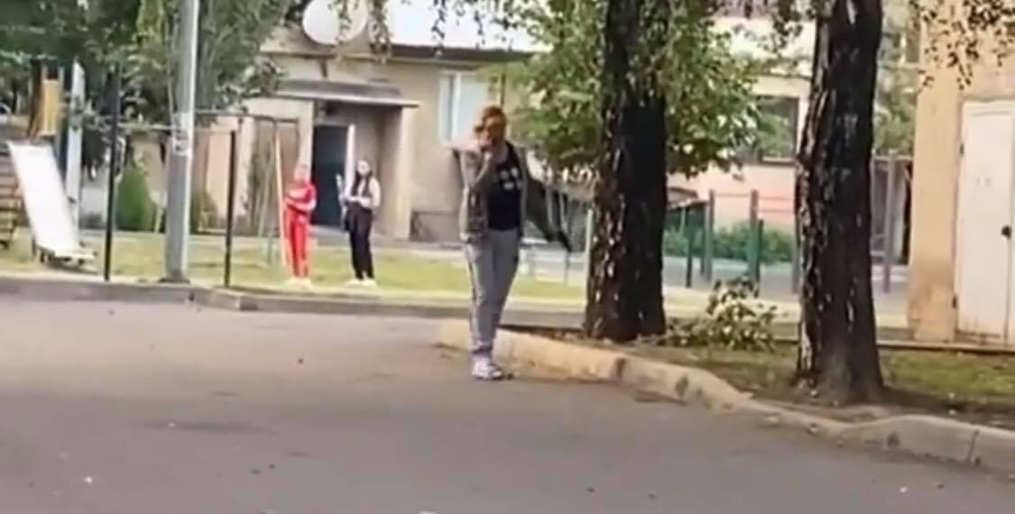 У Мукачеві нетвереза жінка розгулювала зі зброєю поблизу дитячого майданчику (ВІДЕО)