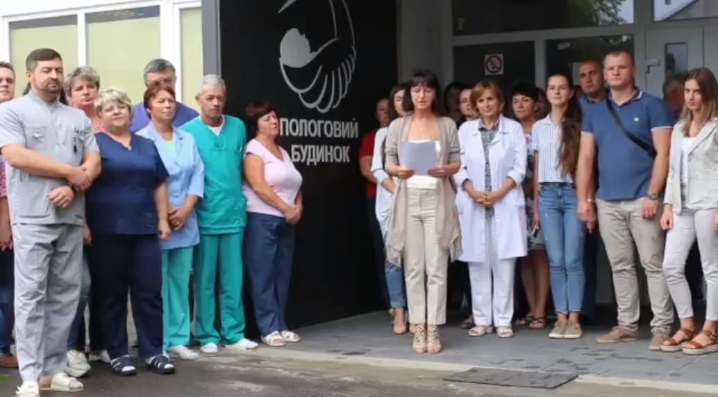 Несвоєчасні виплати: в Ужгороді місцеві депутати провели зустріч з колективом міського пологового будинку (ФОТО)