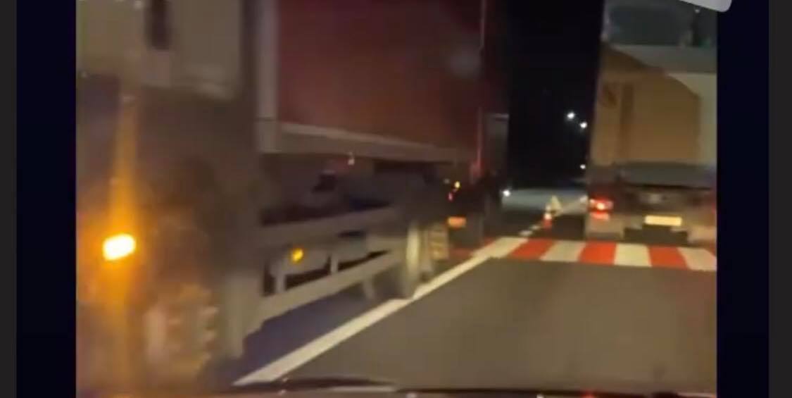 На Мукачівщині вантажівка на смерть збила людину неподалік пішохідного переходу (ВІДЕО)