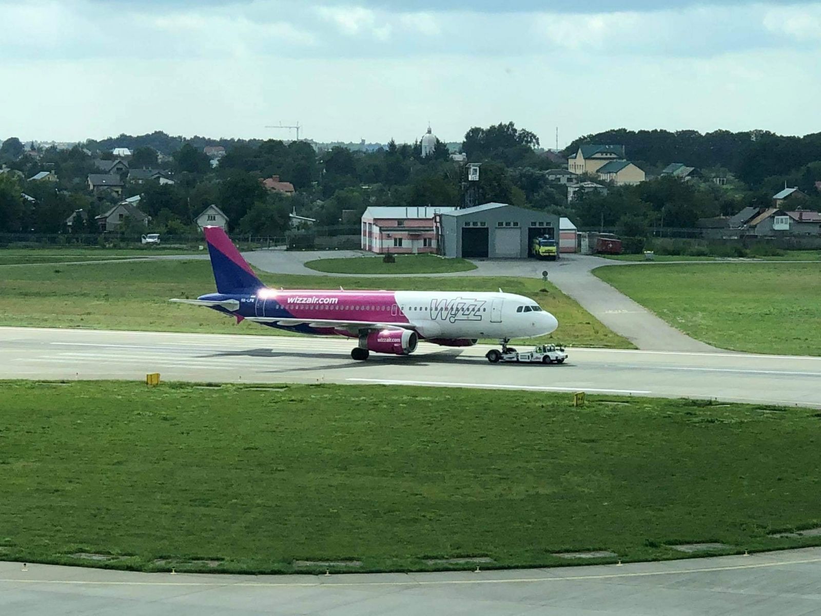 Літак Угорської авіакомпанії Wizz Air здійснив екстрену посадку у Львові. Що сталося ?