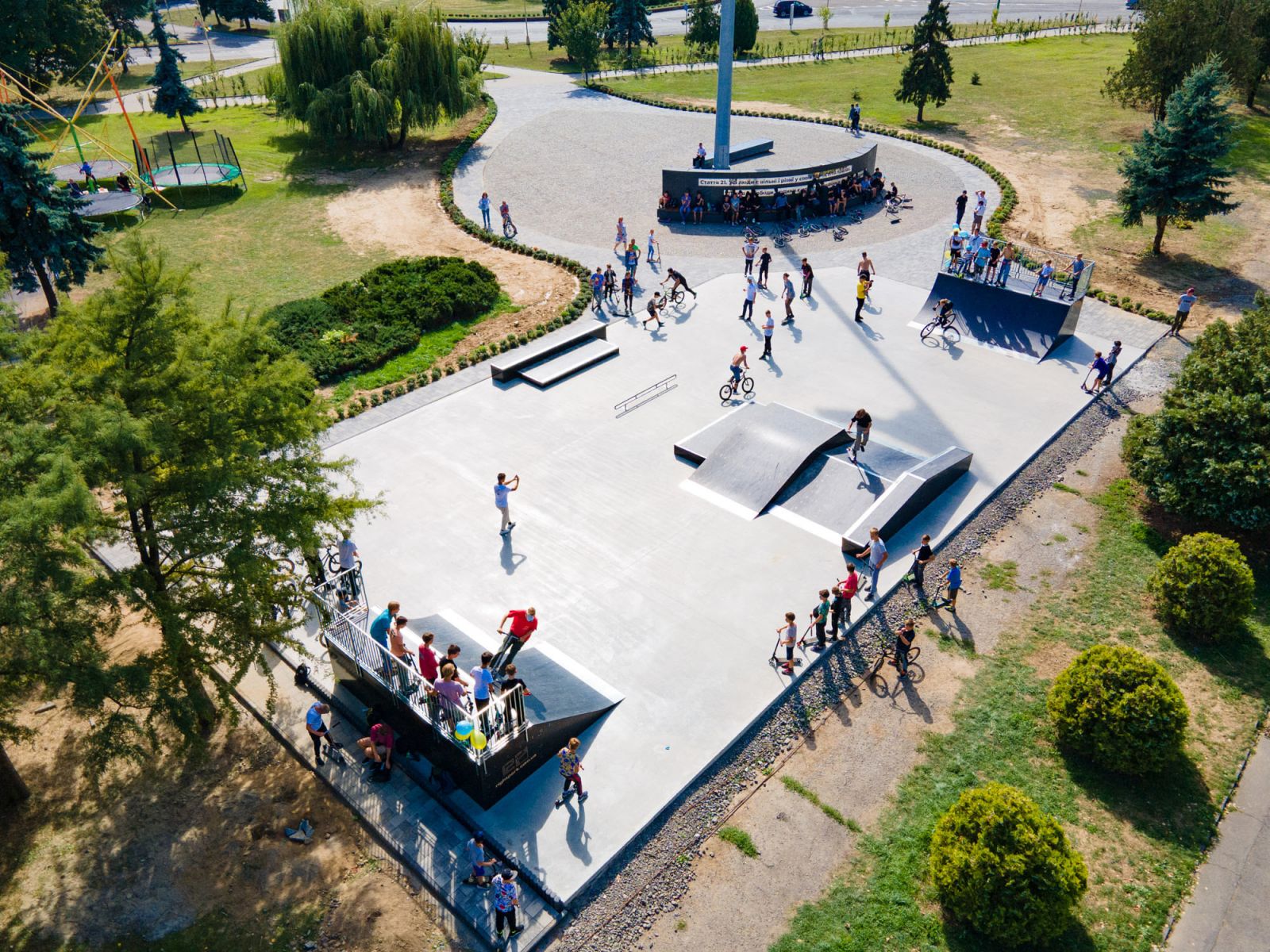 Довгоочікуване відкриття: в Ужгороді запрацював сучасний скейтпарк (ВІДЕО)