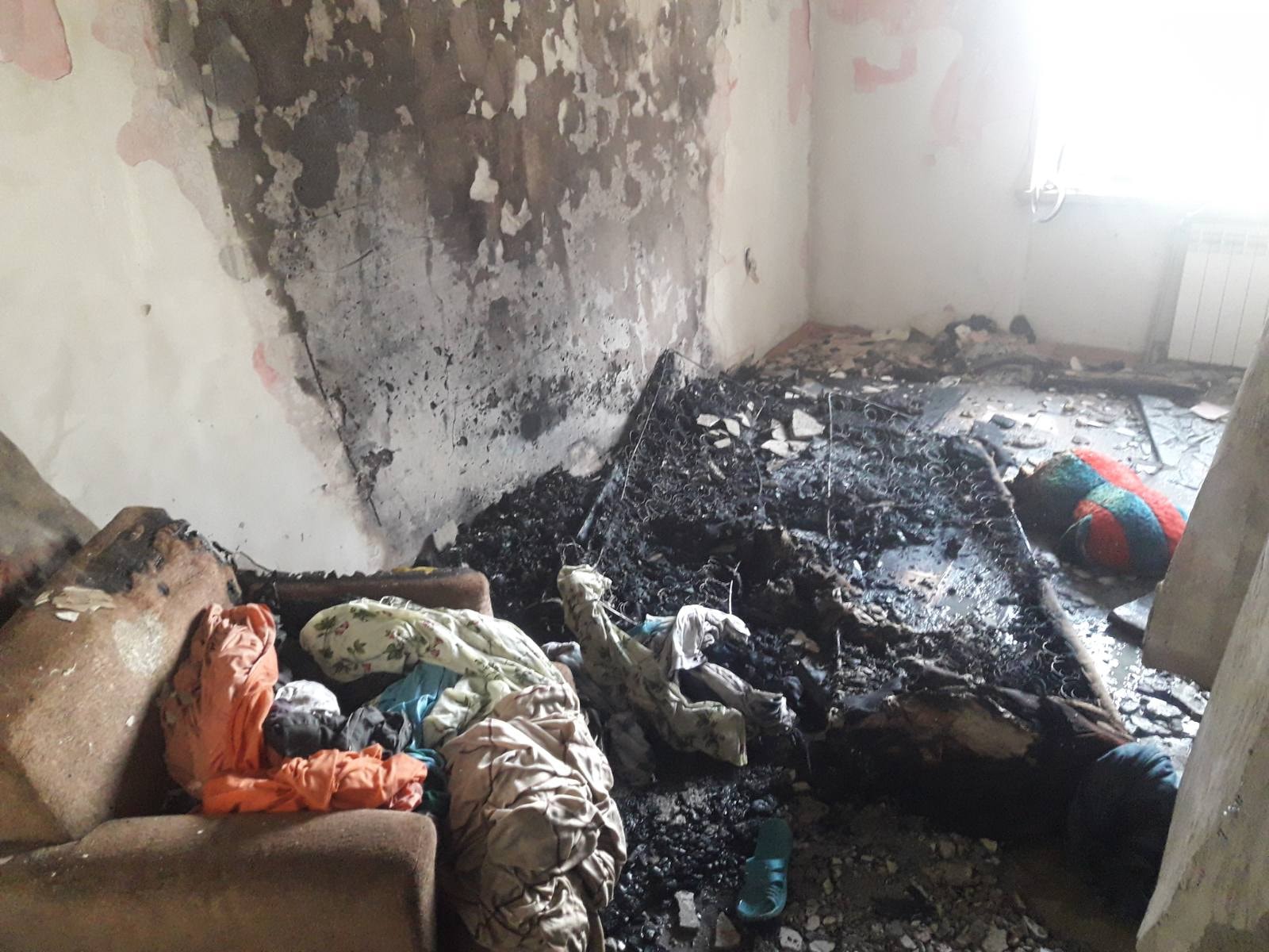 Ледь не загинули у власній оселі: в Ужгороді спалахнула одна з квартир багатоповерхівки (ФОТО)